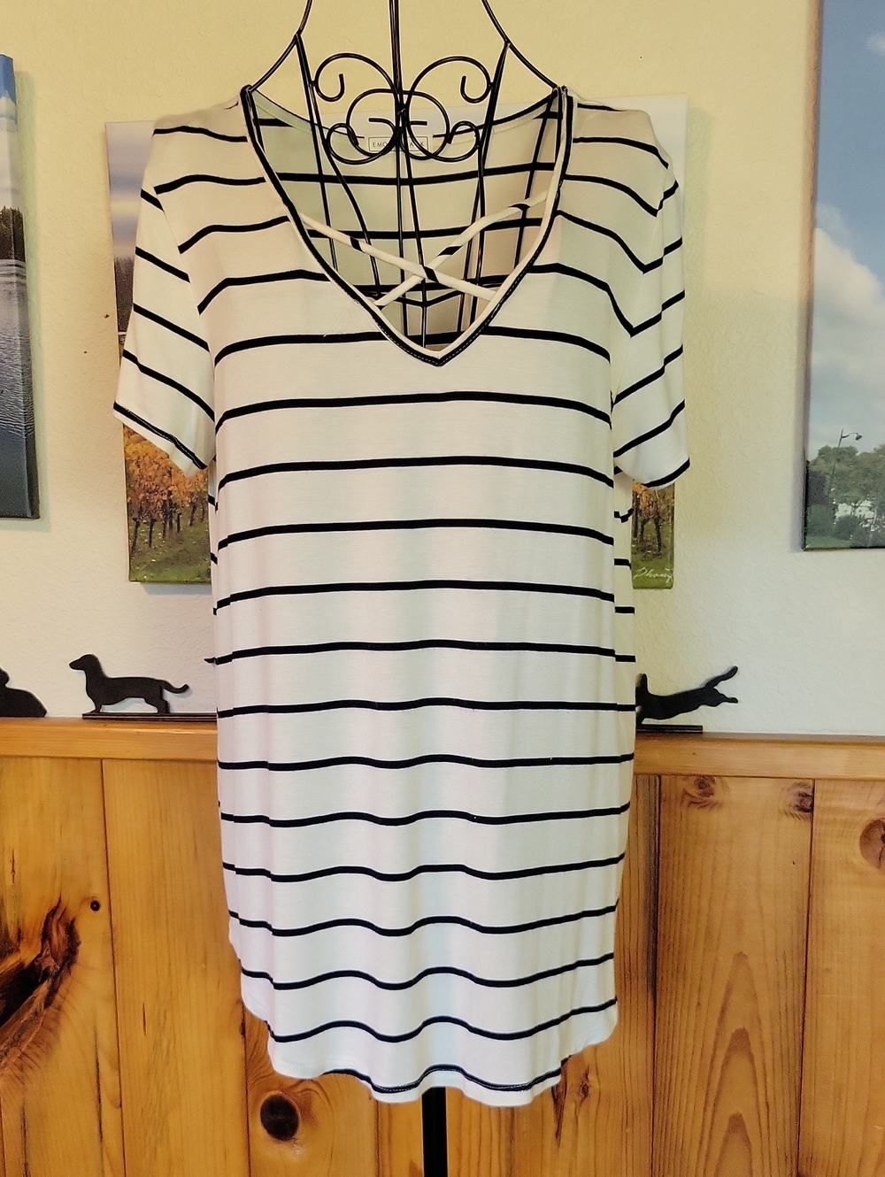 Emory Park Off-White and Dark Blue Striped V‑Neck Short Sleeve Top